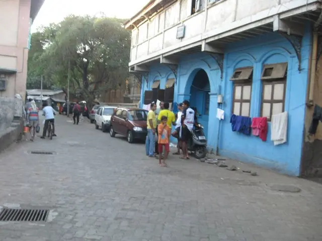 Immediate action: Completely shutting down the A59 highway stretch between Monheim and Richrath,...